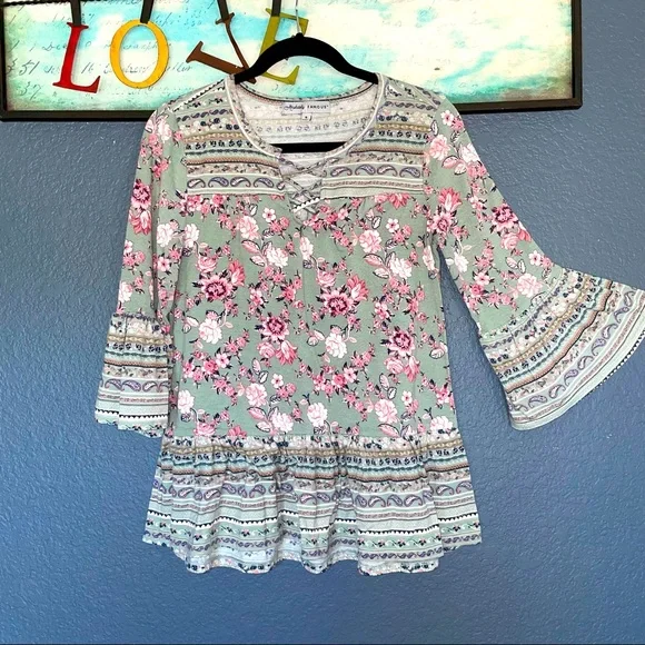 Absolutely Famous top women’s small Floral Print 3/4 Bell Sleeve ruffle blouse - Picture 10 of 11
